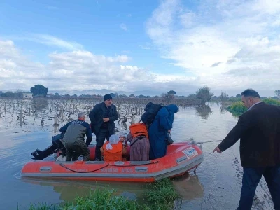 Selde mahsur kalan 10 kişi AFAD ekiplerince botla kurtarıldı
