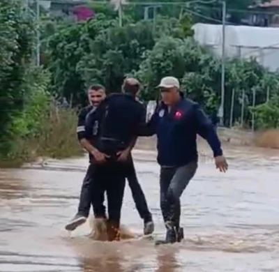 Sele kapılan şahsı mahalle sakinleri kurtardı
