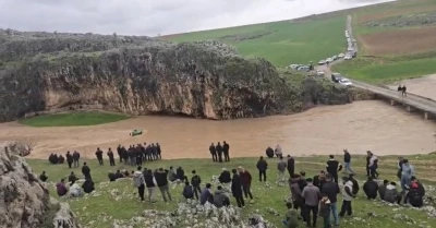 Sele kapılan trakt&ouml;rdeki 4 kişi kurtarıldı
