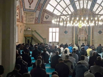 Selendi&rsquo;de bayram namazında camiler doldu
