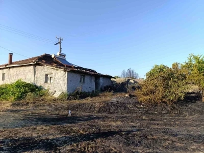 Selendi&rsquo;de bir ev ve 2 dekarlık arazi alevlere teslim oldu
