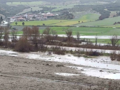 Selendi&rsquo;de &ccedil;ay ve dereler taştı
