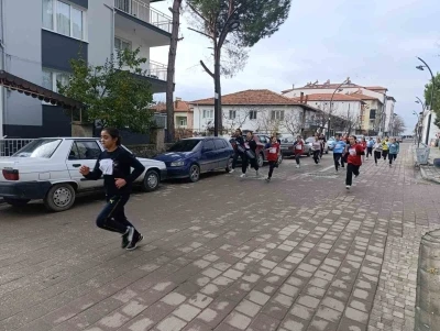 Selendi&rsquo;de kros yarışı nefes kesti
