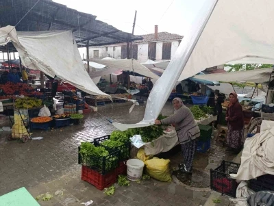 Selendi&rsquo;de lodos ve sağanak hayatı fel&ccedil; etti
