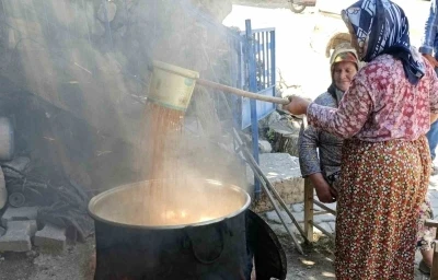 Selendi’de şifa kaynağı pekmez kaynatılmaya başlandı
