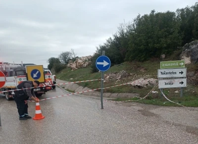 Selendi-Kula yolu yeniden trafiğe kapatıldı
