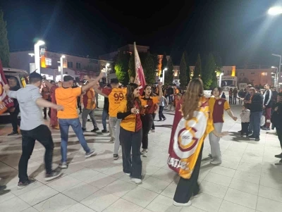Selendi sarı-kırmızı renklere b&uuml;r&uuml;nd&uuml;
