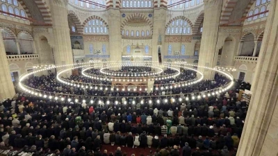 Selimiye Camii&rsquo;nde restorasyon sonrası ilk bayram namazı kılındı
