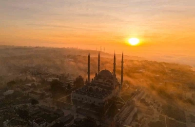 Selimiye Camii, sis ve g&uuml;neşin ilk ışıklarıyla kartpostallık g&ouml;r&uuml;nt&uuml; sundu
