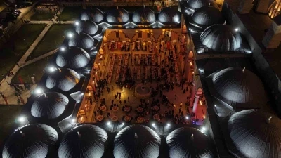 Selimiye&rsquo;nin g&ouml;lgesinde binlerce kişi iftarda buluştu
