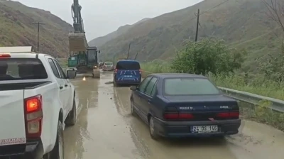 Selin kapattığı Erzincan-Kemah yolu yeniden ulaşıma a&ccedil;ıldı
