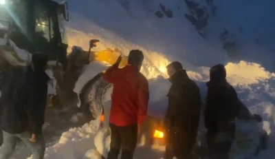 Şemdinli&rsquo;de &ccedil;ığ altında can pazarı: Karayolları ekipleri zamanla yarışarak 3 kişiyi kurtardı
