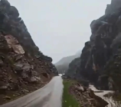 Şemdinli&rsquo;de dev kaya par&ccedil;ası yolu ulaşıma kapattı
