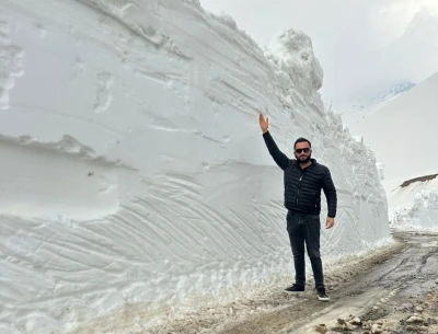 Şemdinli&rsquo;de iş makinesinin boyunu bulan kar t&uuml;nellerinde &ccedil;alışma
