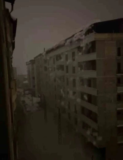 Şemdinli&rsquo;de tonlarca ağırlıktaki kar k&uuml;tlesi elektrik direklerini devirdi
