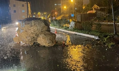 Şemdinli&rsquo;de yola dev kaya par&ccedil;aları d&uuml;şt&uuml;
