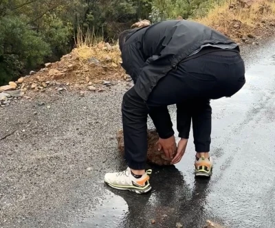 Şemdinli-Derecik karayoluna düşen kaya parçalarını dağcılar temizledi

