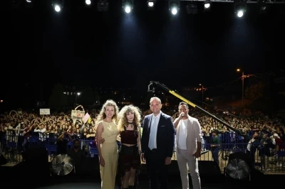 Sena Şener, 27. Çivril Elma Festivalinde unutulmaz bir gece yaşattı
