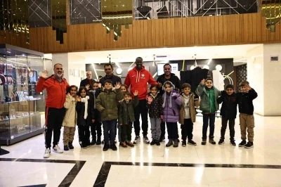 Senegalli futbolcu Mame Thiam, Dicle&rsquo;de yenilettiği k&ouml;y okulunun &ouml;ğrencileriyle buluştu
