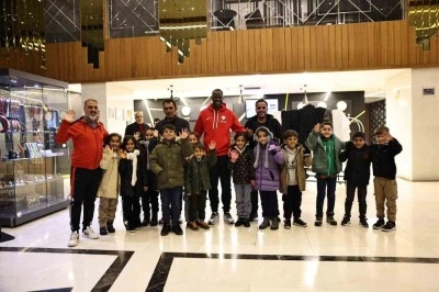 Senegalli futbolcu Mame Thiam, Dicle&rsquo;de yenilettiği k&ouml;y okulunun &ouml;ğrencileriyle buluştu