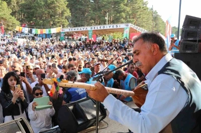 Şenkaya&rsquo;da Bal Festivali&rsquo;nde rekor katılım: 20 bin kişi Şirankes&rsquo;te buluştu
