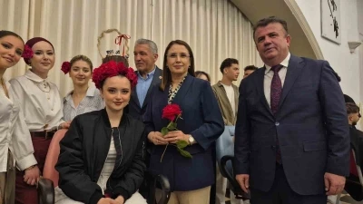 Sepet şeklinde tasarlanan insan sa&ccedil;ında &ccedil;ikolata ikramı
