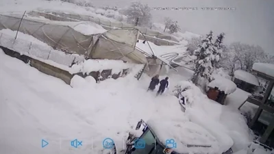 Seraların &ccedil;&ouml;kme anı kamerada: Kar altında kaldı, komşularının yardımıyla kurtarıldı
