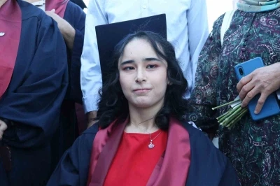 Serebral palsi hastası gen&ccedil; kız ikinci &uuml;niversitesinden mezun oldu
