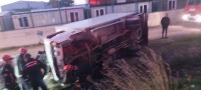 Serik&rsquo;te devrilen kamyonetin s&uuml;r&uuml;c&uuml;s&uuml; ağır yaralandı
