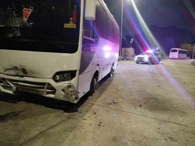 Serik&rsquo;te midib&uuml;s ile &ccedil;arpışan motosikletli yaralandı
