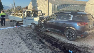 Serik’te otomobil ile kamyonet çarpıştı: 3 yaralı
