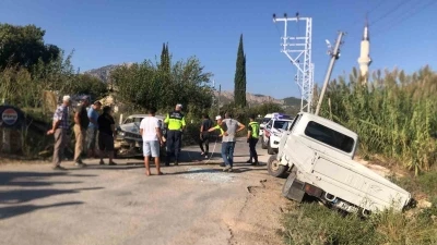Serik’te otomobil ile kamyonet kafa kafaya çarpıştı: 2 yaralı

