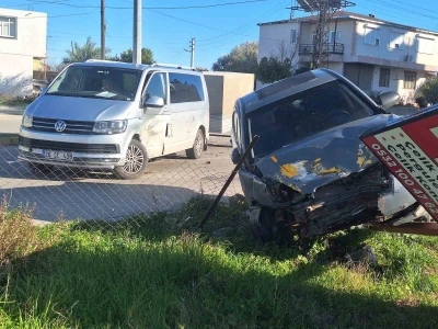 Serik&rsquo;te otomobil ile minib&uuml;s &ccedil;arpıştı: 1 yaralı
