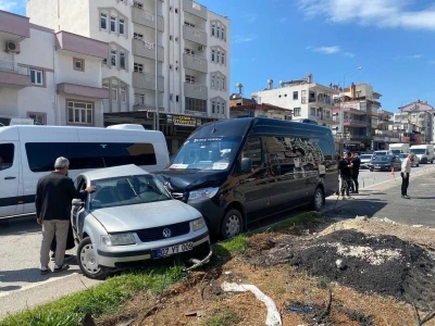 Serik&rsquo;te tur minib&uuml;s&uuml; ile otomobil &ccedil;arpıştı: 2 yaralı
