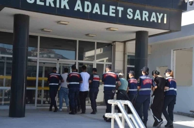 Serik&rsquo;teki sosyal medya dolandırıcılığı operasyonunda 4 ş&uuml;pheliden 3&rsquo;&uuml; tutuklandı
