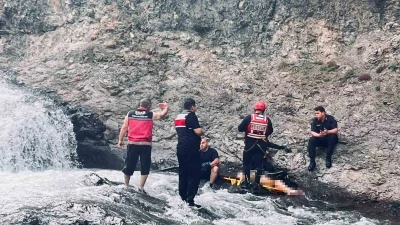 Serinlemek i&ccedil;in girdiği derede akıntıya kapılan gencin cansız bedenine ulaşıldı
