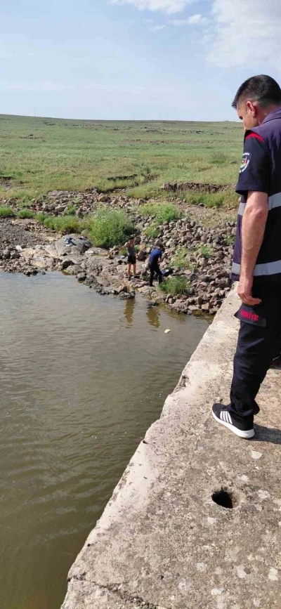 Serinlemek i&ccedil;in girdiği derede boğulma tehlikesi ge&ccedil;irdi
