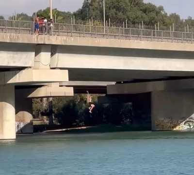 Serinlemek için metrelerce yükseklikten nehre atladılar
