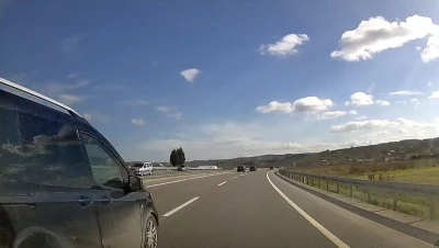 Şerit ihlali yaparak aracı silme ge&ccedil;ti: Kazaya davetiye &ccedil;ıkaran s&uuml;r&uuml;c&uuml; canları hi&ccedil;e saydı
