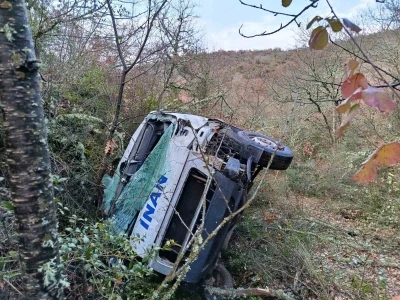 Servis aracı u&ccedil;uruma yuvarlandı: 1 yaralı
