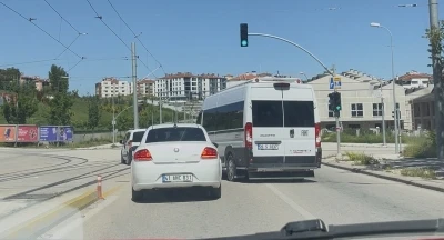 Servis aracını otomobilin &uuml;zerine b&ouml;yle s&uuml;rd&uuml;

