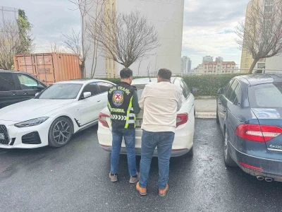 Servis s&uuml;r&uuml;c&uuml;s&uuml; trafikte sinirlendi, kafa atarak taksinin camını kırdı
