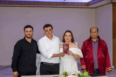 Sessiz d&uuml;nyalarında aşkı buldular, işaret diliyle &lsquo;evet&rsquo; dediler
