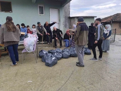 &rsquo;Sessiz&rsquo; mahalleye 3 kamyonluk yardım
