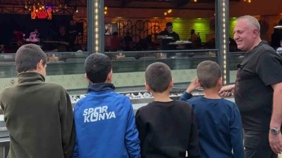 Sevgi evlerinde kalan &ccedil;ocuklar mangal başında
