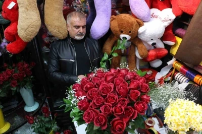 Sevgililer G&uuml;n&uuml;&rsquo;nde 100 TL&rsquo;lerden başlayıp, 7 bin TL&rsquo;ye kadar &ccedil;ıkan &ccedil;i&ccedil;ek hediyesi
