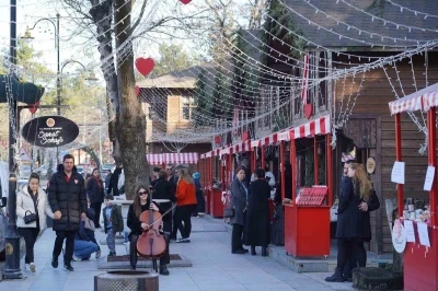 Sevgililer G&uuml;n&uuml;&rsquo;nde Sanat Sokağı renkli g&ouml;r&uuml;nt&uuml;lere sahne oldu
