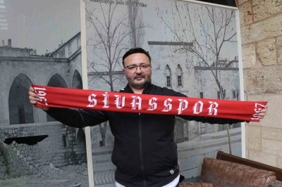 Sevgililer g&uuml;n&uuml;nde eşini yalnız bırakıp Sivasspor&rsquo;u se&ccedil;ti
