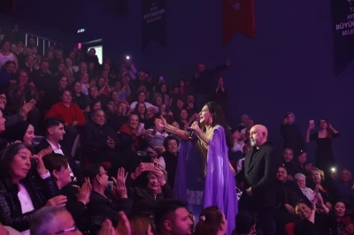 Sevilen sanat&ccedil;ı Duru Didim&rsquo;de vatandaşlar ile buluşturdu
