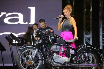 Şevval Sam NG Afyon MotoFest&rsquo;te motosikleti ile sahne aldı

